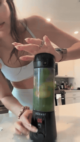 BLENDi crushing frozen fruit and ice